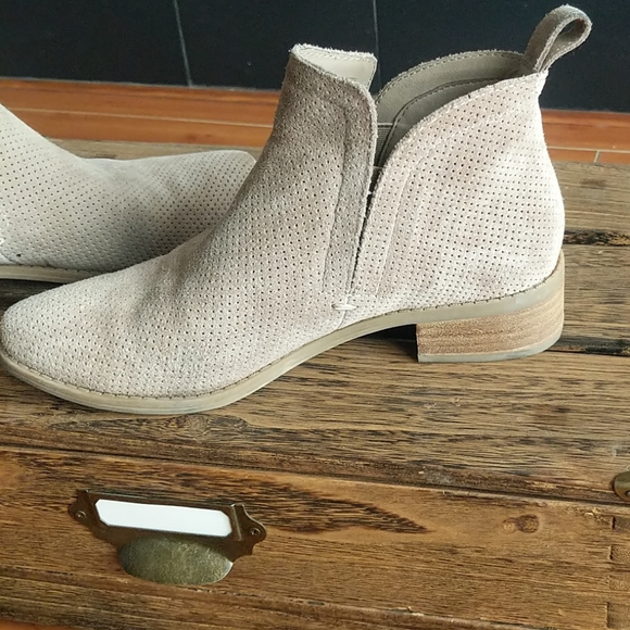 Dolce Vita suede slip on ankle bootie - Picture 7 of 7